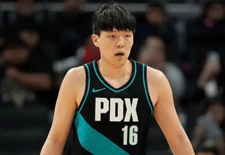 AYX GAMES-杨瀚森刚猛一节又垮！首节完美辅助，次节1分钟被轰8-0，太被动了